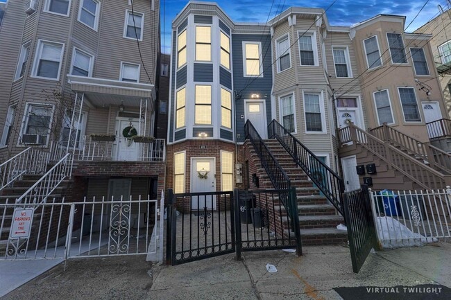 Building Photo - 489 Mercer St