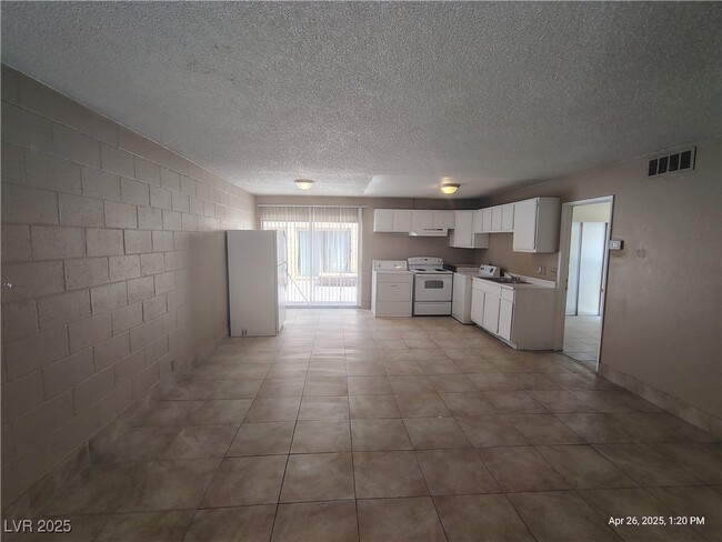 Building Photo - 2929 E Elm Ave Unit 1 Rental
