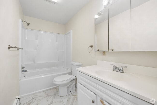 3BR, 1.5BA - 995SF - Bathroom