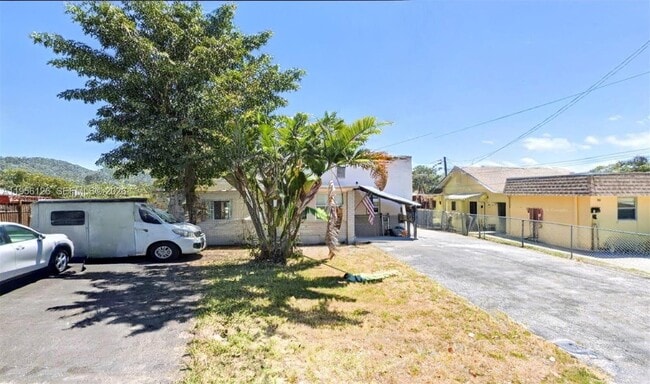 Building Photo - 1062 NE 38th St