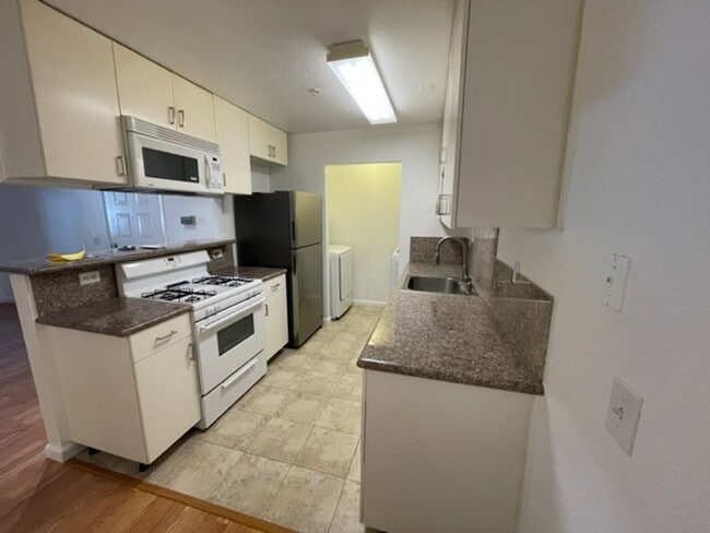 Building Photo - 2 Bed/2 Bath Downstairs Unit Available Soon!