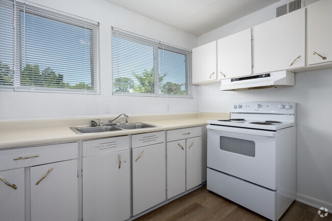 2BR, 1BA - 850SF - Kitchen