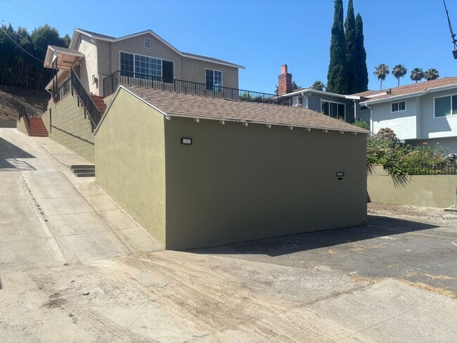 Building Photo - Beautiful 3-Bedroom Single-Story Home in Los Angeles!