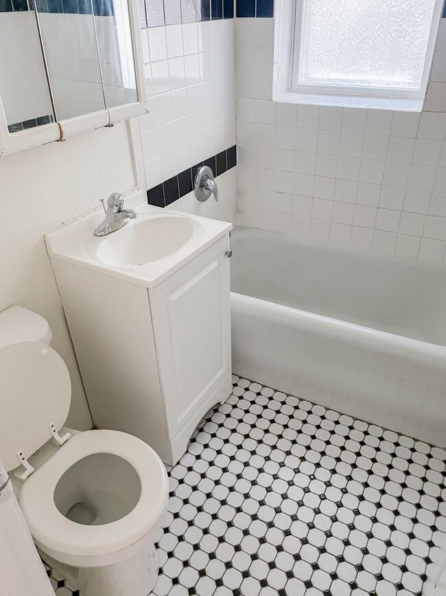 Photo - 3917 N Pine Grove Ave Unit 1W