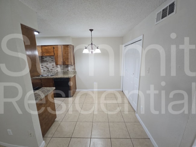 Photo - 900 E Leslie Cir
