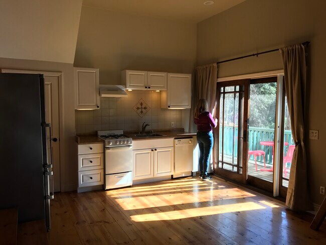 Building Photo - 754 Old Topanga Canyon Rd Unit studio