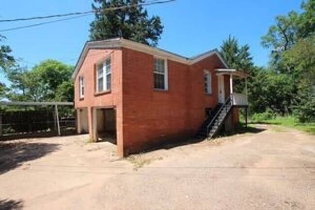 Building Photo - Cozy 2 Bedroom, 1 Bath Garage Apartment in...