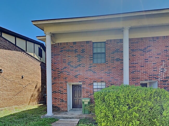 Building Photo - 934 Southmoor Dr