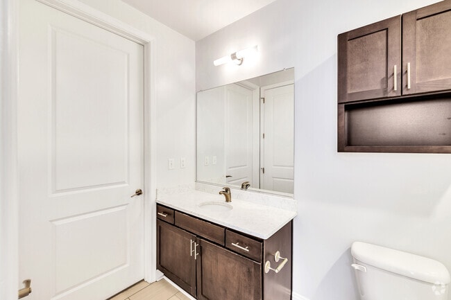 1BR, 1BA - 670SF - The Alexander - Bathroom