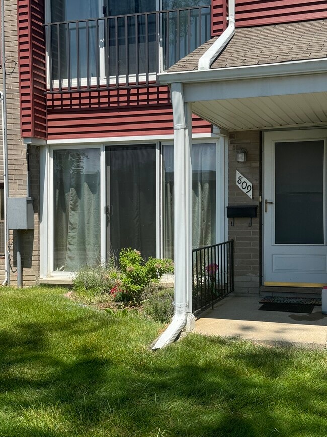 Building Photo - 809 Sunset Ln Unit 8