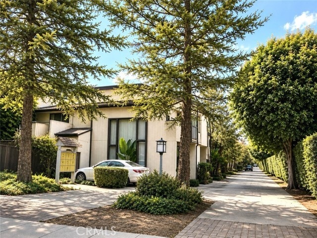 1002 W Huntington Dr