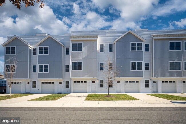 Building Photo - 308 Douglas Ave