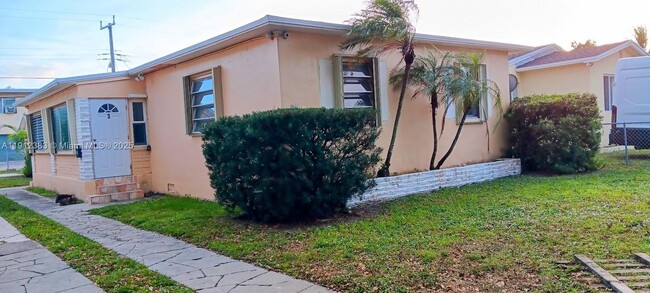 Building Photo - 1914 Adams St Unit 3