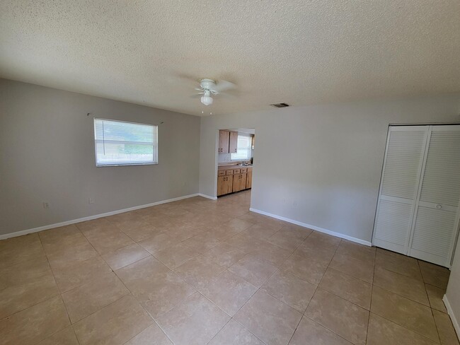 Photo - 1042 Oak St