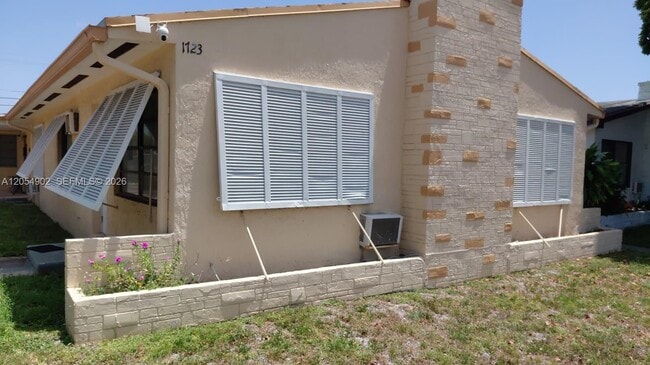 Building Photo - 1723 Thomas St Unit 1-3