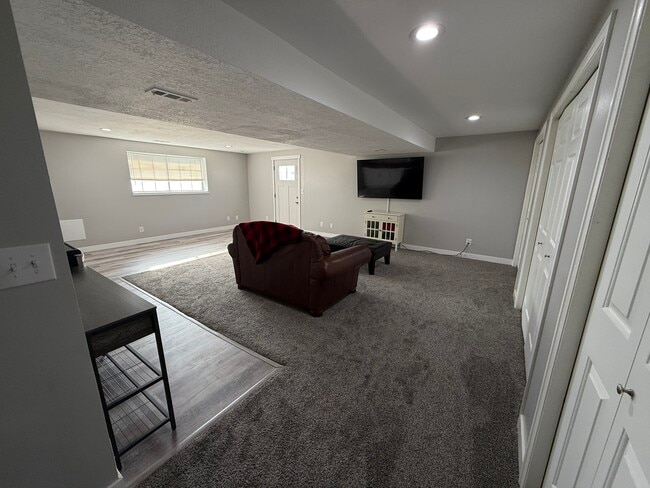 1342 Hillsboro Dr Unidad Basement
