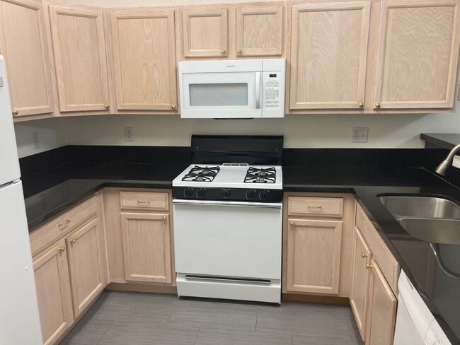 Photo - 2001 Quartz Cliff St