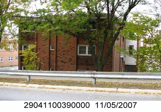 Building Photo - 14026 S School St