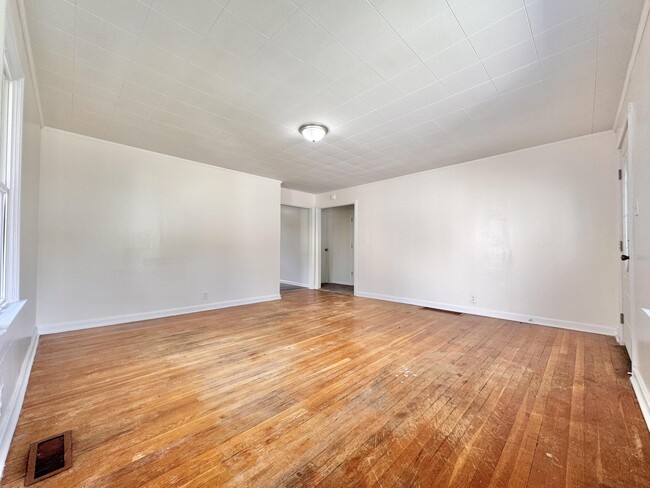 Photo - 107 N Robbins Ct