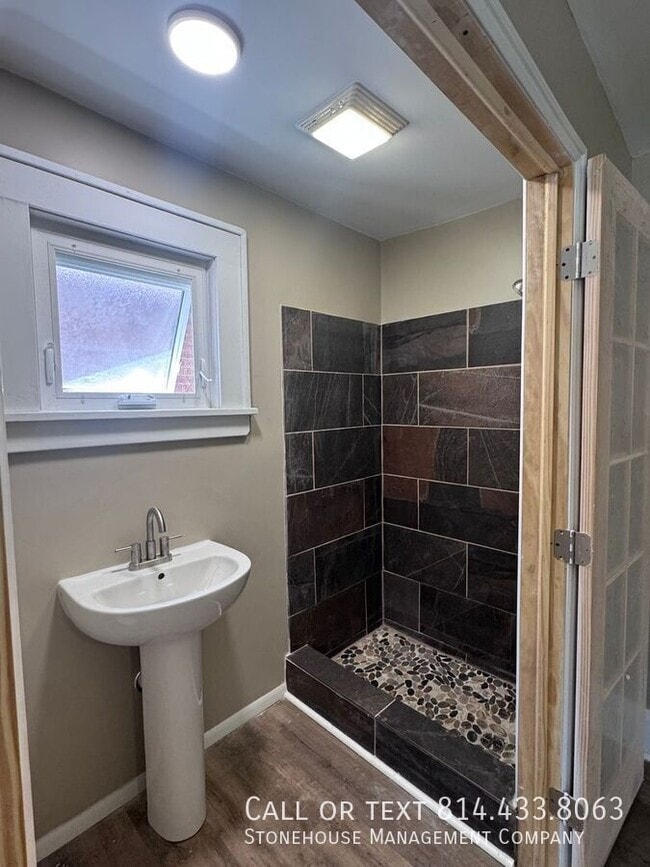 Photo - 306 Poplar St