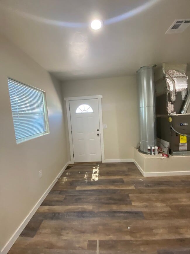 Building Photo - Gorgeous 2 Bedroom/1 Bathroom Home  **New ...