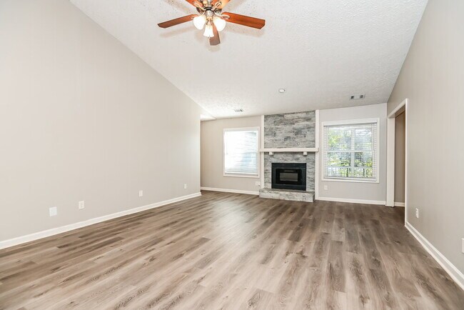 Photo - 923 River Rock Dr