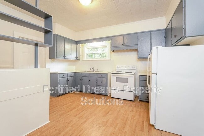Photo - 420 E Twenty-Fifth St