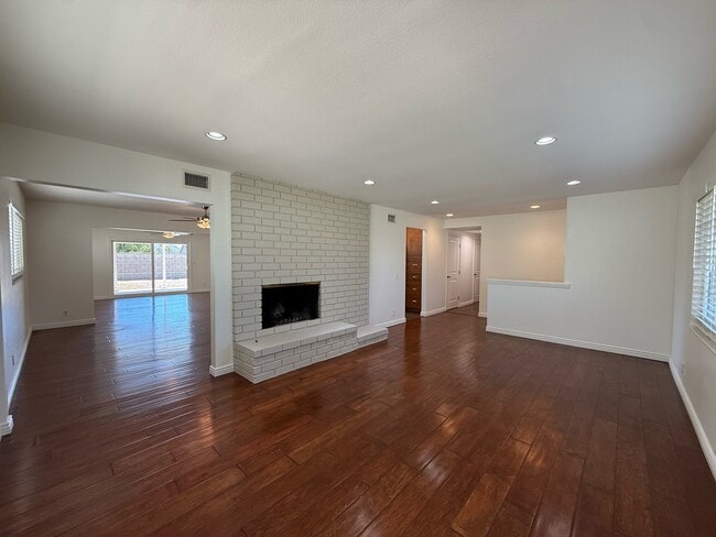 1324 E Hickory Ln