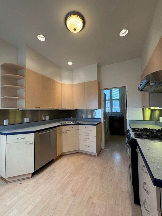 Photo - Sunny Top Floor Flat-3 Months FREE Parking