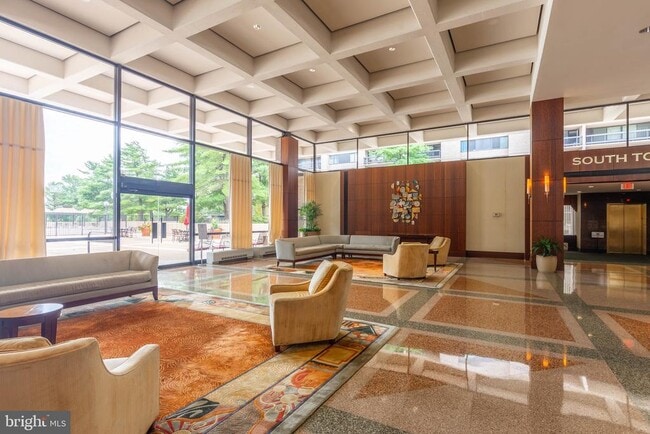 Building Photo - 3701 S George Mason Dr Unit 101N Rental