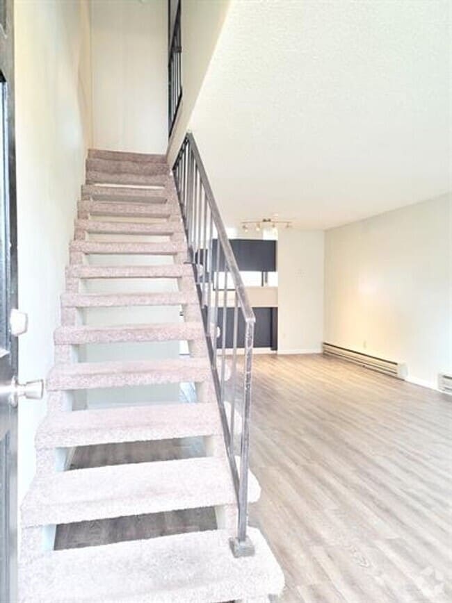 Building Photo - Auburn Triplex Rental