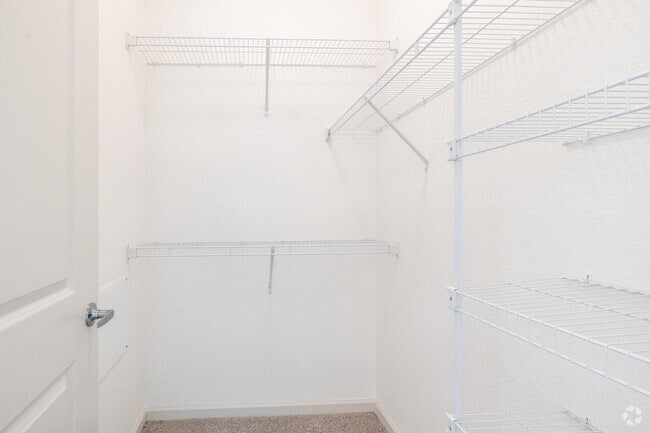 Verona - 2BR, 2BA - 931SF - Walk In Closet
