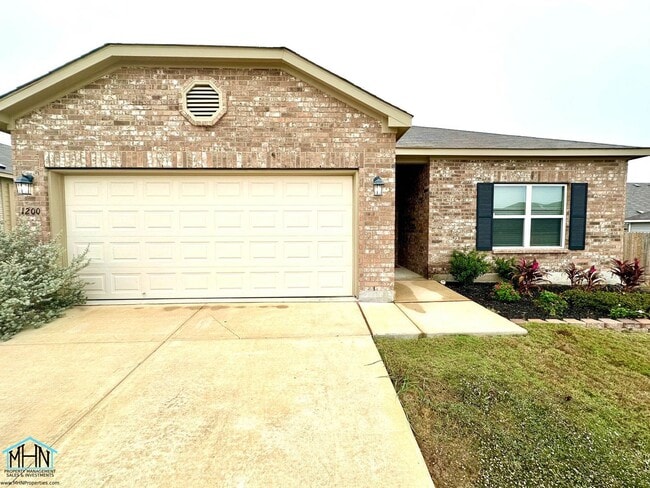 Building Photo - Welcome to this gorgeous 3-bedroom, 2-bath home in the heart of New Braunfels!