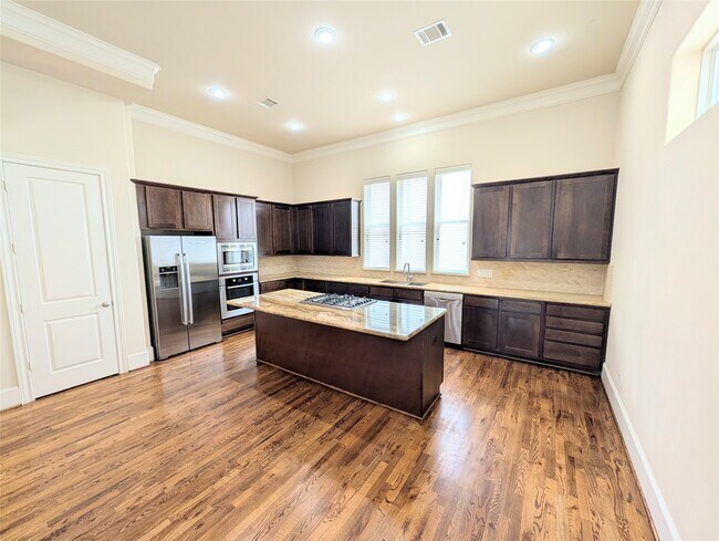 Photo - 226 E 28th St