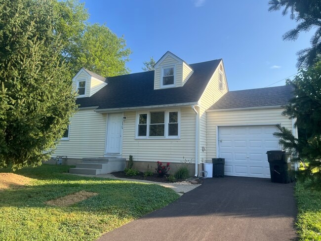 Building Photo - 2510 Saucon Dr Rental