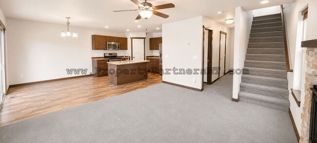 Building Photo - *** Modern *** 3 Bed 2.5 Bath Townhouse