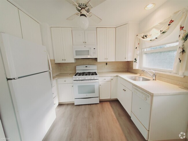 Building Photo - 1 br, 1 bath Condo - 75 Soundview Ave Unit 1