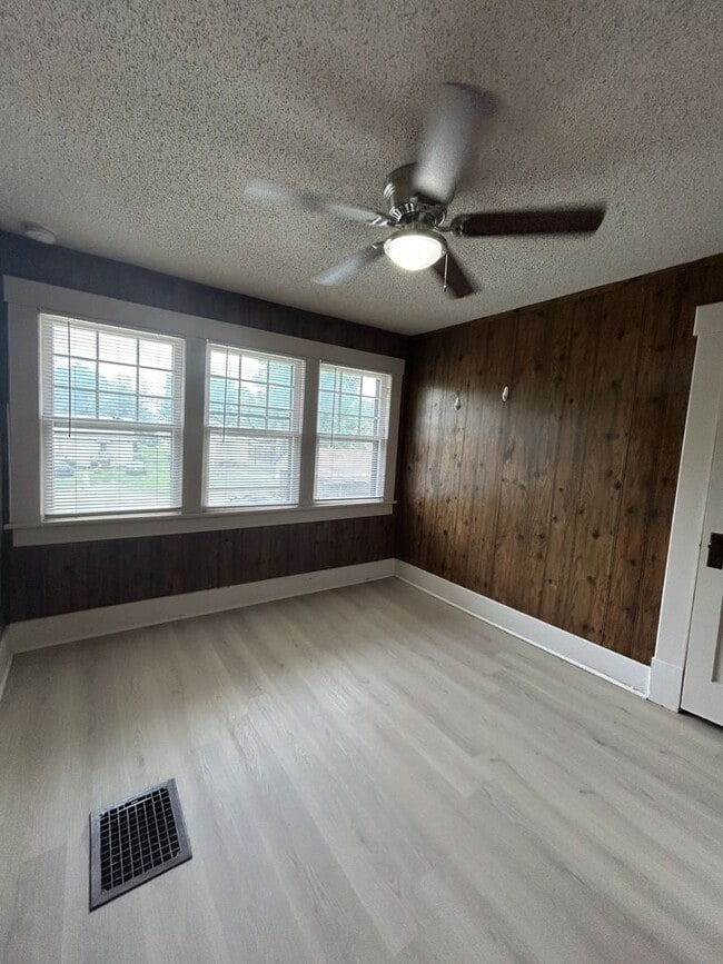 Photo - 110 W Lindburg St Unit 110 W Lindburg Apt 5