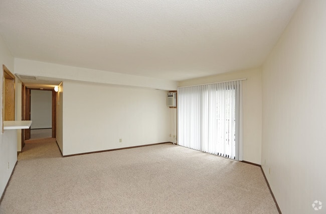 Courtyard Apartments | Living Room - Overlook on 100