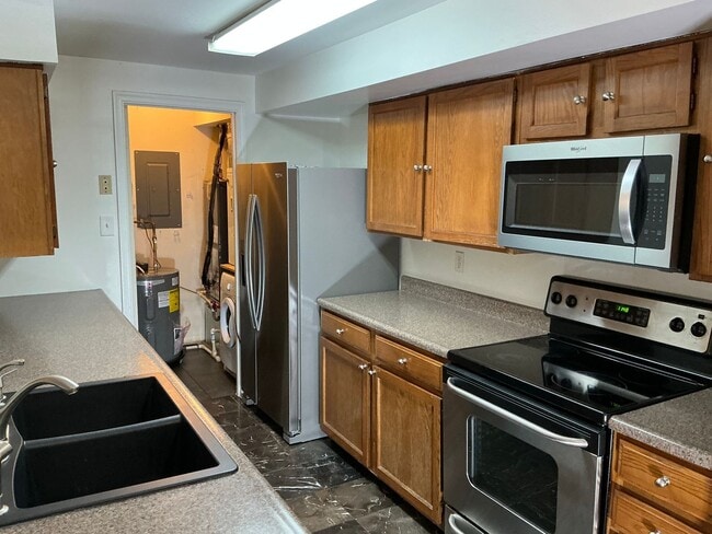 Photo - Very well maintained 2 bedroom 2 full 2 half upper floor condo with loft, located in the desired ...