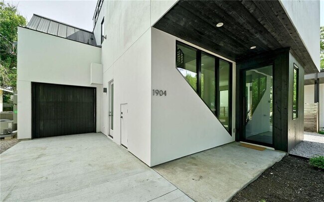 Photo - 1904 Collier St