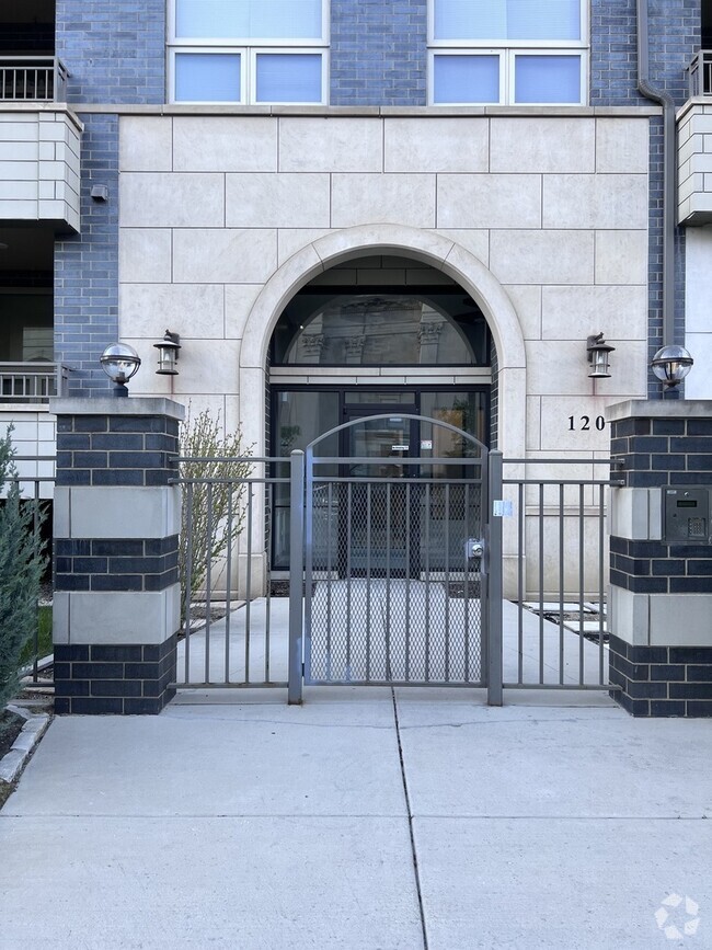 Building Photo - 1208 E 64th St Rental