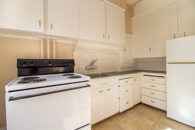 Kitchen of 1-Bedroom - 782 - Topanga Apartments