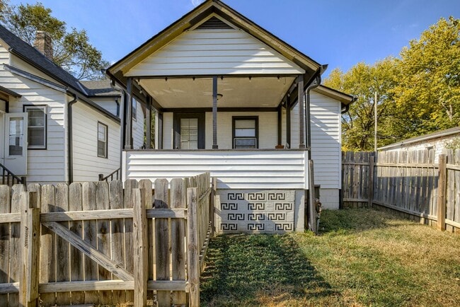 Building Photo - Cozy 2 Bedroom With Fenced Yard & Parking, Minutes from Old Market!!