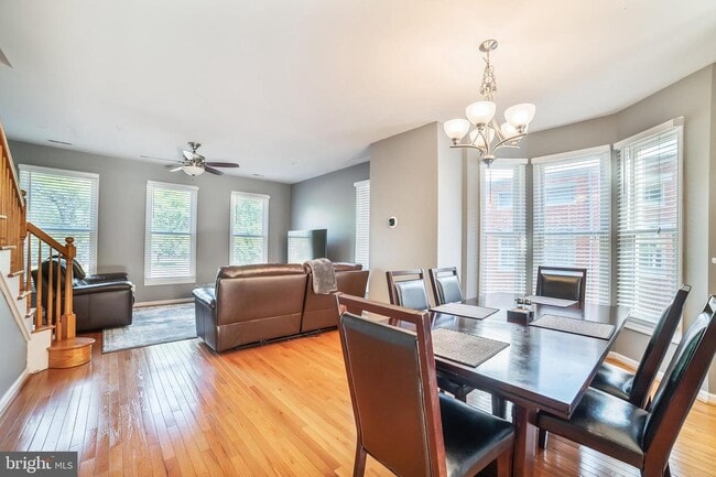 Salas de estar/comedores - 217 S Fremont Ave