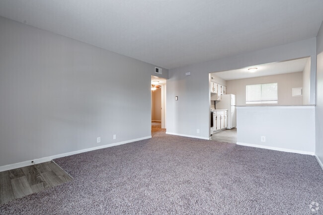 2 habitaciones, 1 baño - Sala de estar - Miller Manor Apartments