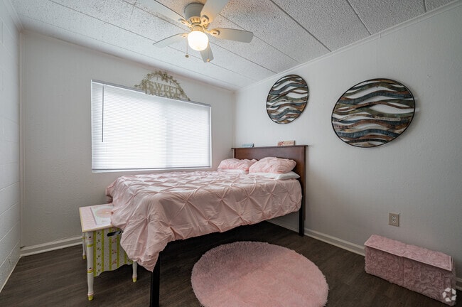 3BR, 1BA - 895SF