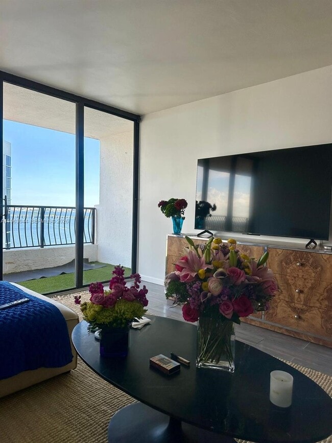 Photo - 555 NE 15th St Unidad 29G