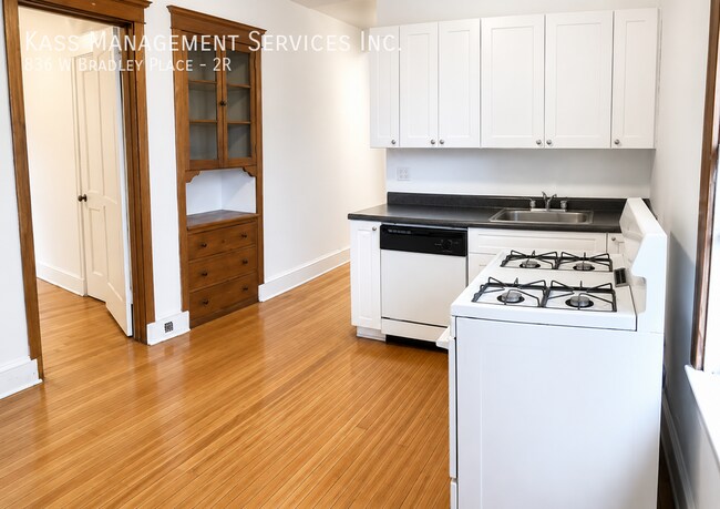 Building Photo - 836 W Bradley Pl Unit 2R