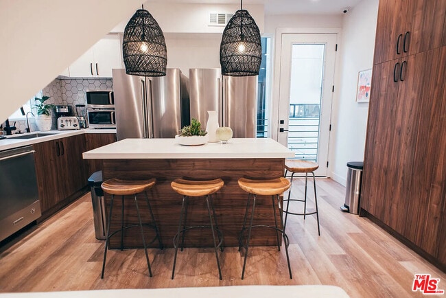 Building Photo - 803 N Harvard Blvd